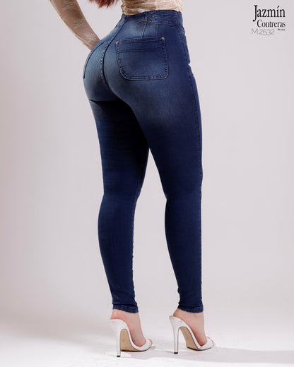 Jeans skinny. Corte Colombiano, costuras en azul.