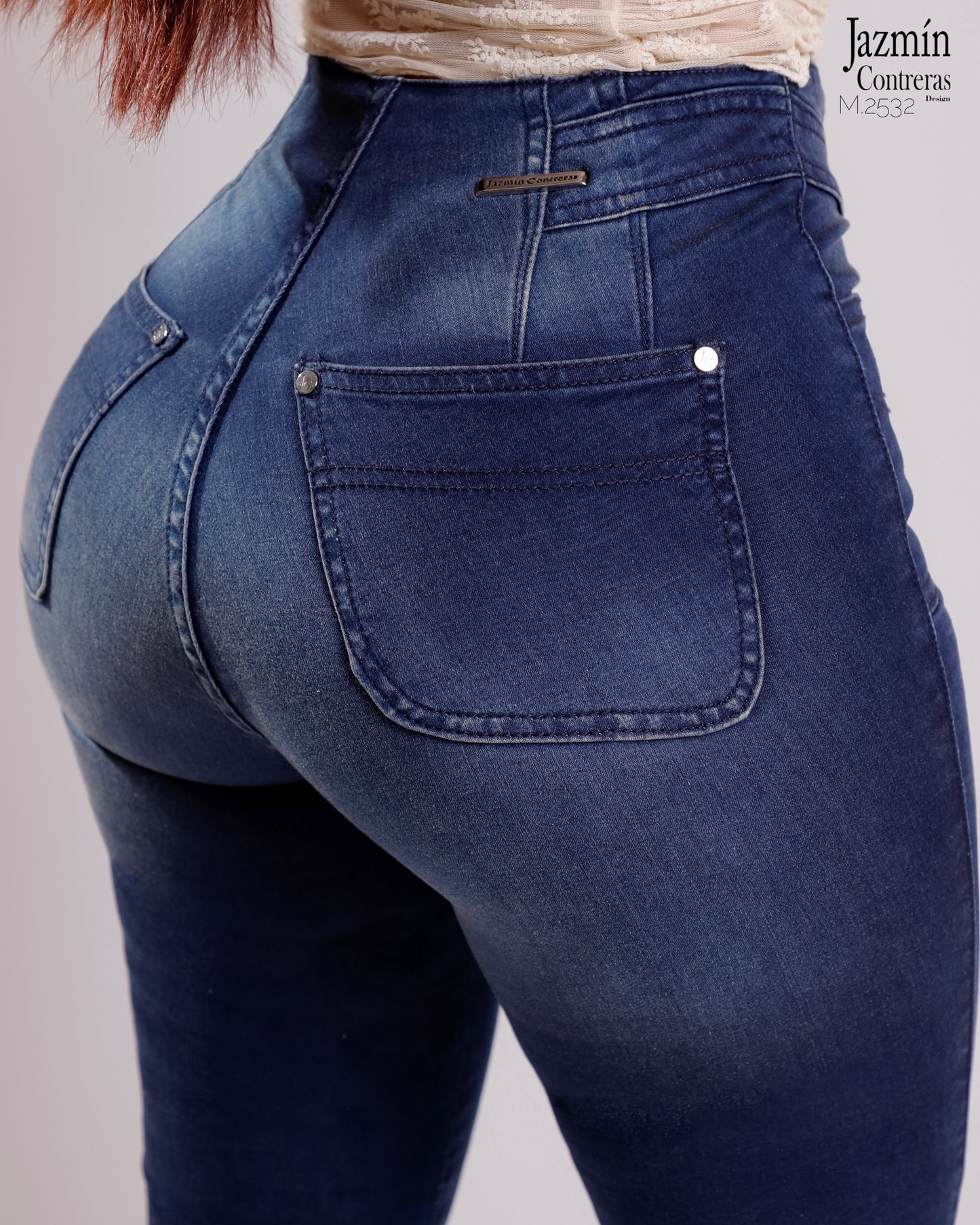 Jeans skinny. Corte Colombiano, costuras en azul.