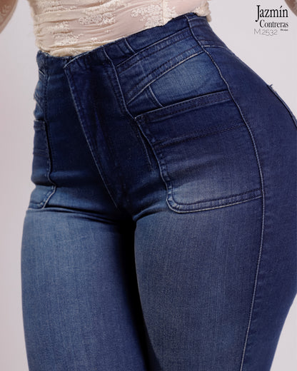 Jeans skinny. Corte Colombiano, costuras en azul.