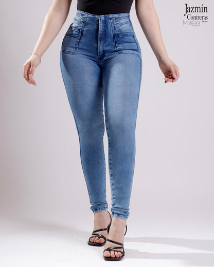 Jeans skinny con costuras azules.