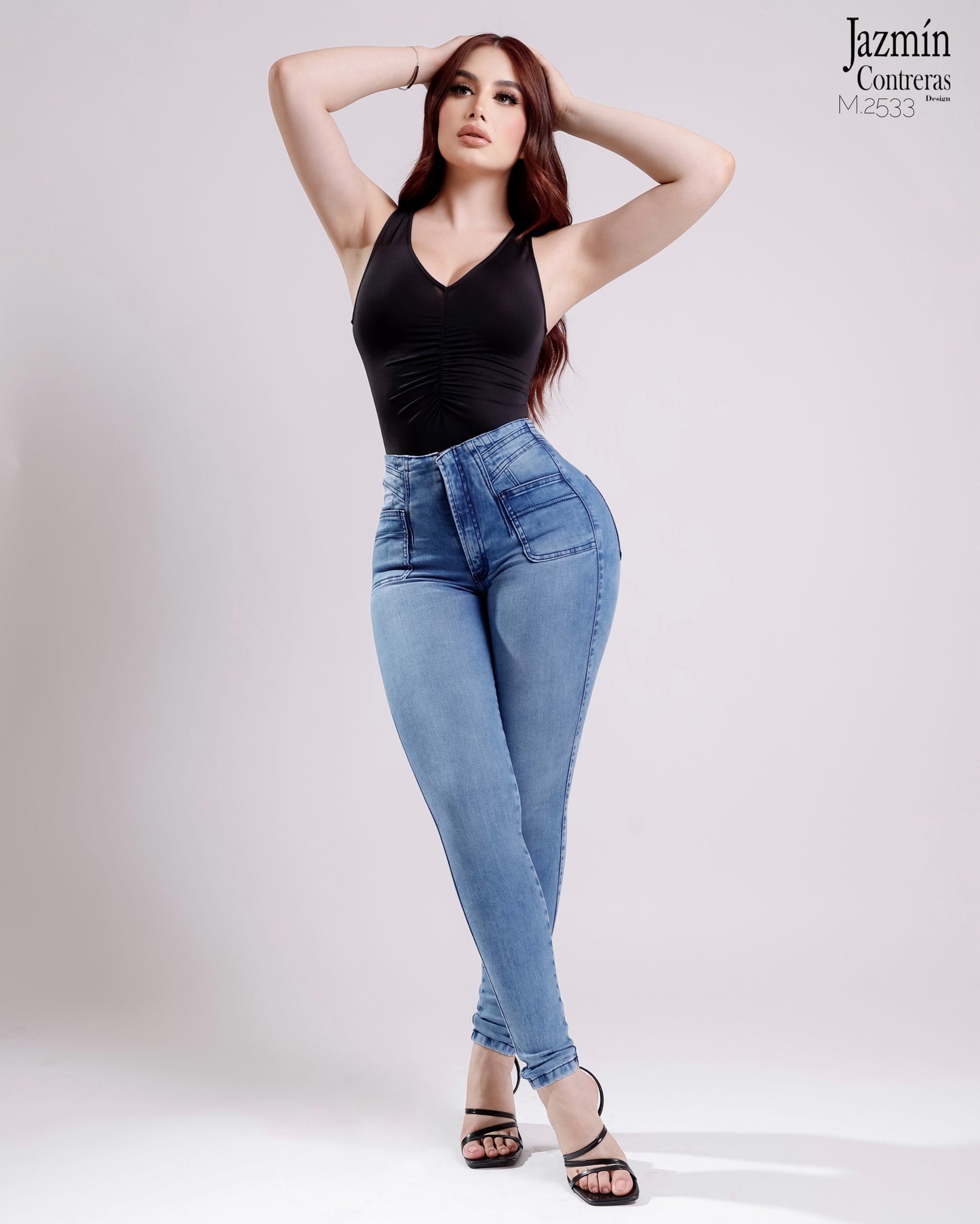 Jeans skinny con costuras azules.