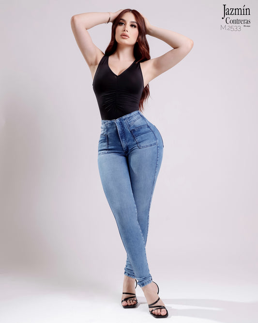 Jeans skinny con costuras azules.