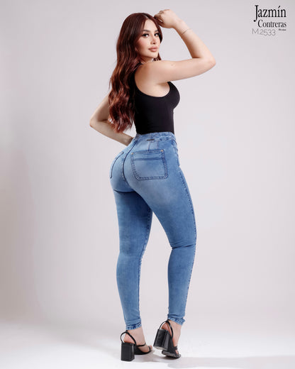 Jeans skinny con costuras azules.