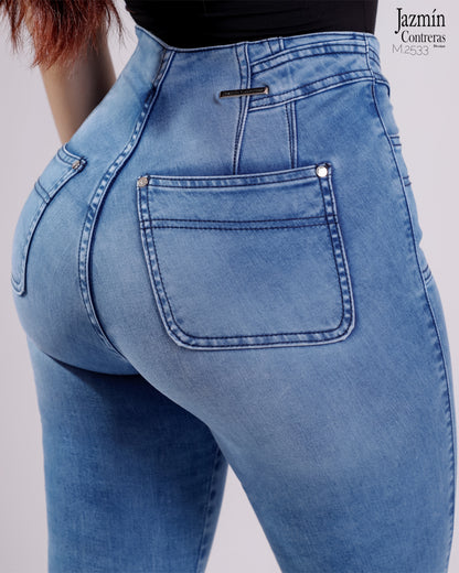 Jeans skinny con costuras azules.