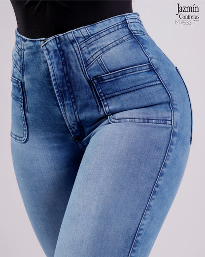Jeans skinny con costuras azules.