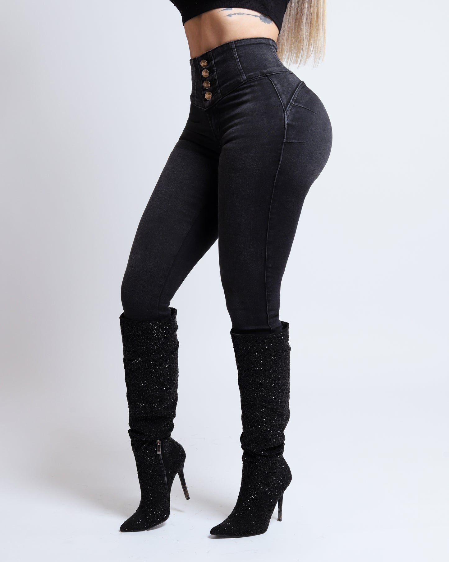 Jeans corte colombiano, pretina ancha, tiro alto