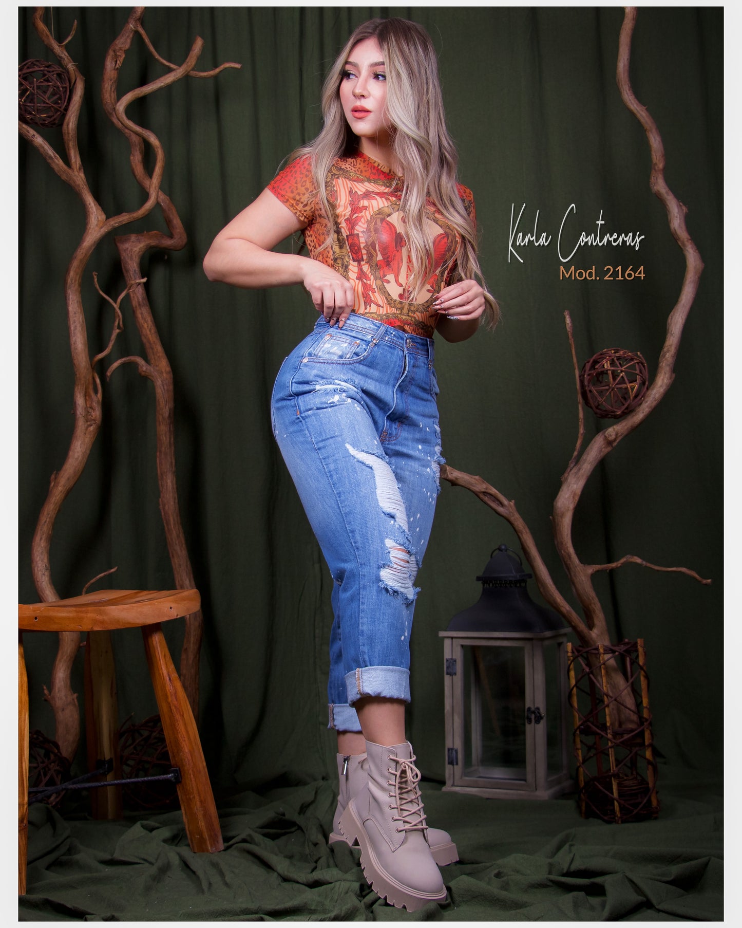 Jeans momfit, con pizcas blancas.