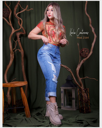 Jeans momfit, con pizcas blancas.