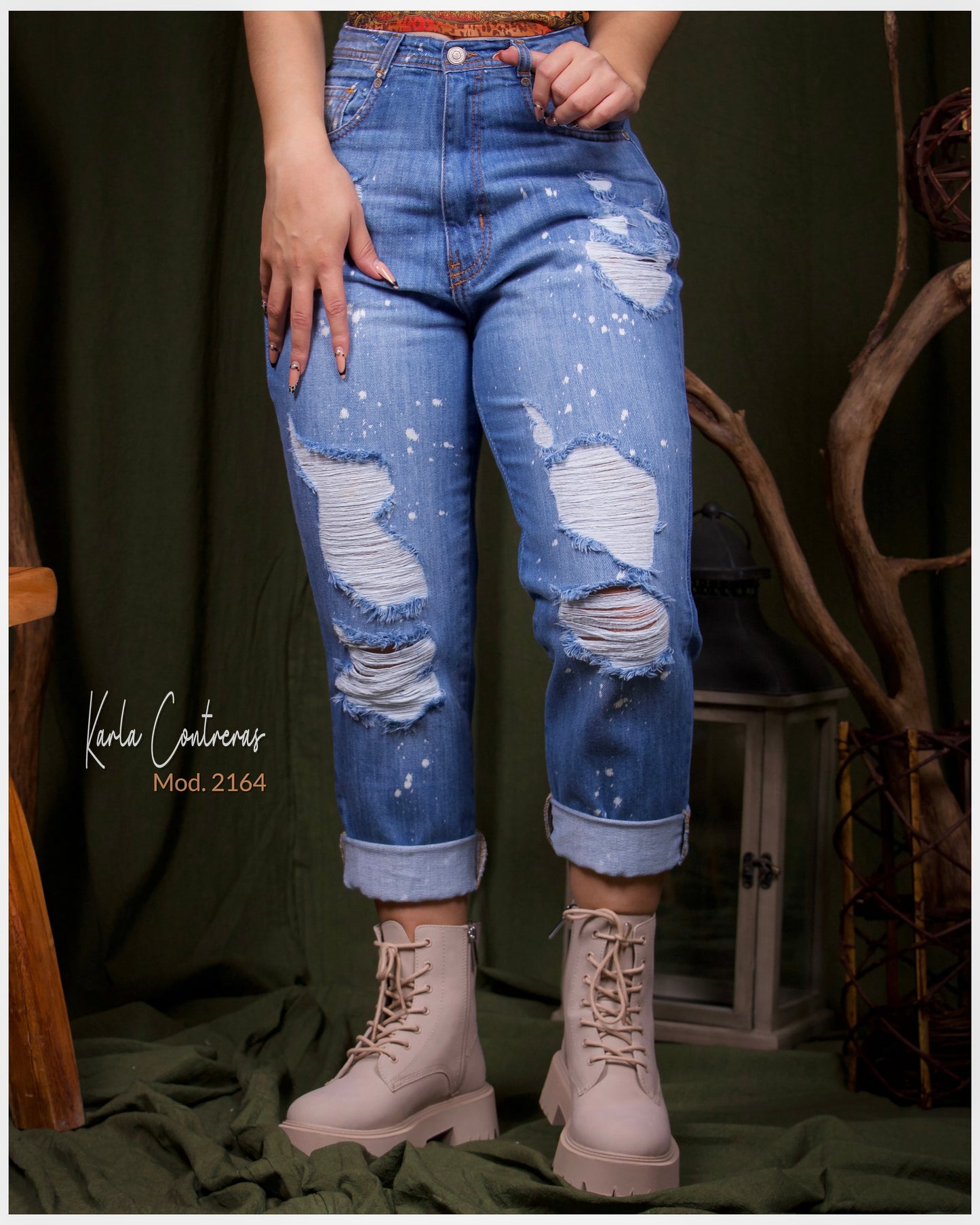 Jeans momfit, con pizcas blancas.