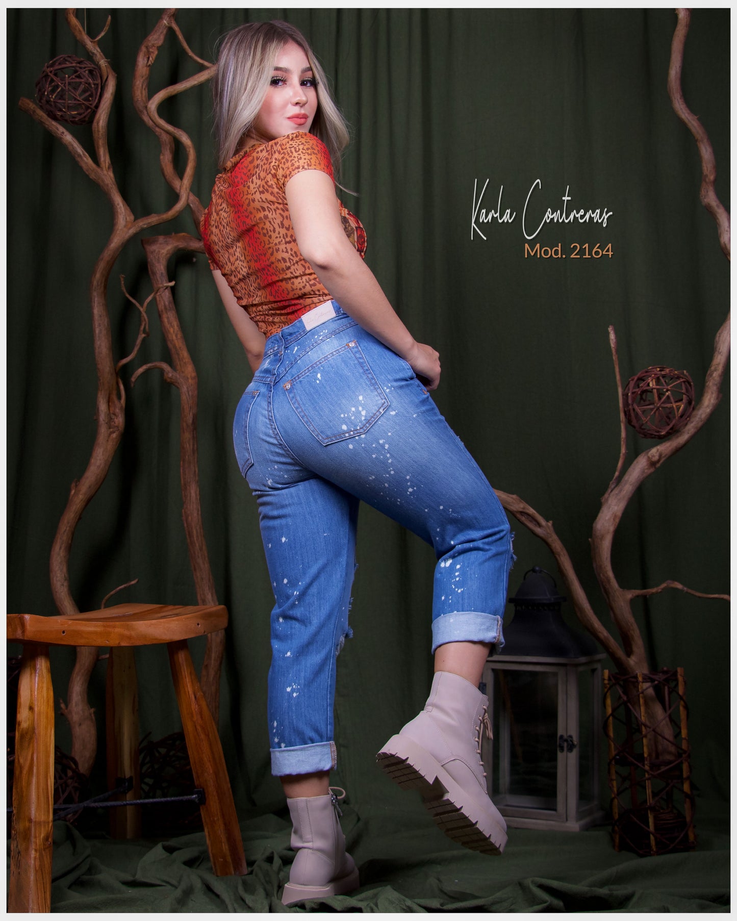 Jeans momfit, con pizcas blancas.