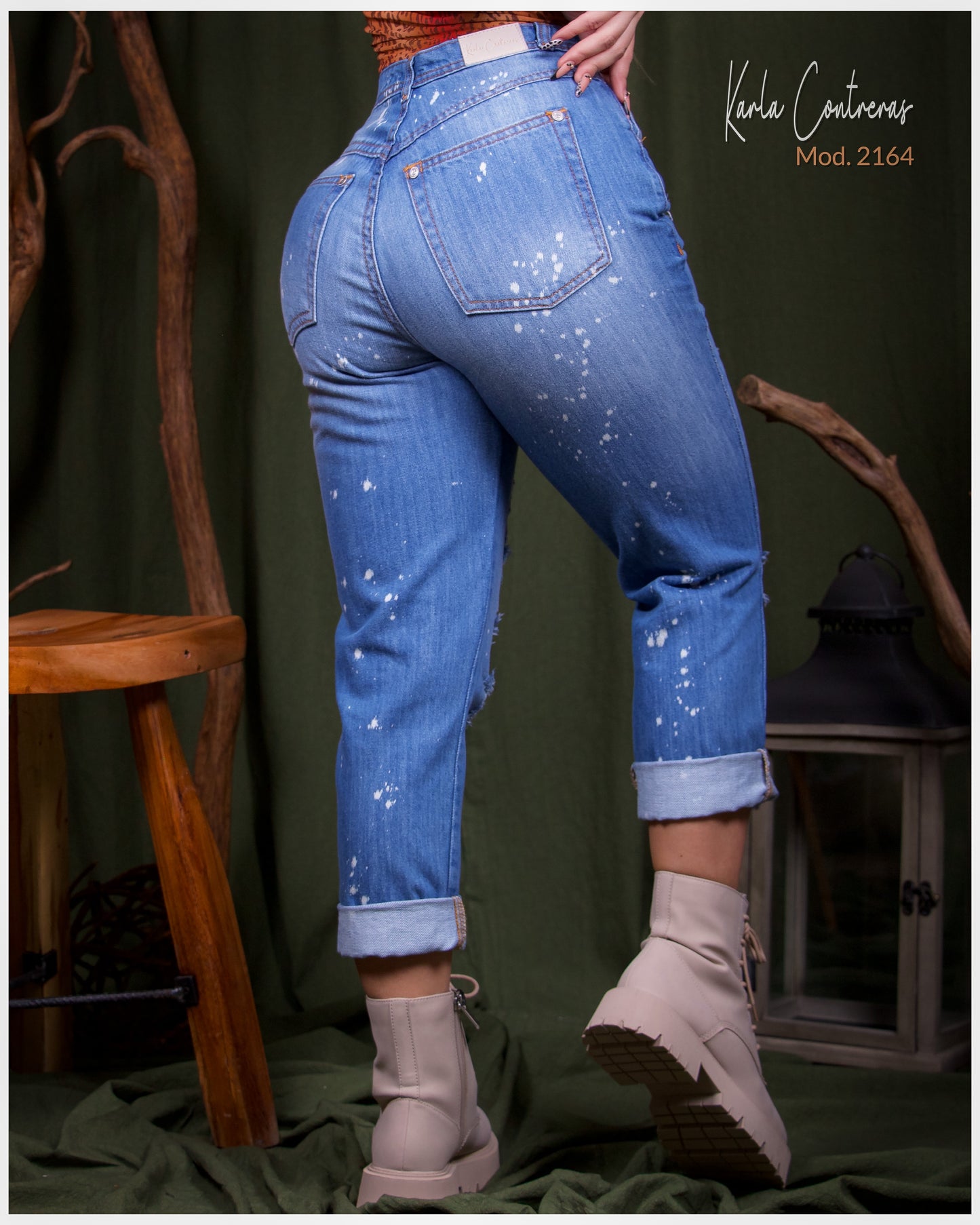 Jeans momfit, con pizcas blancas.
