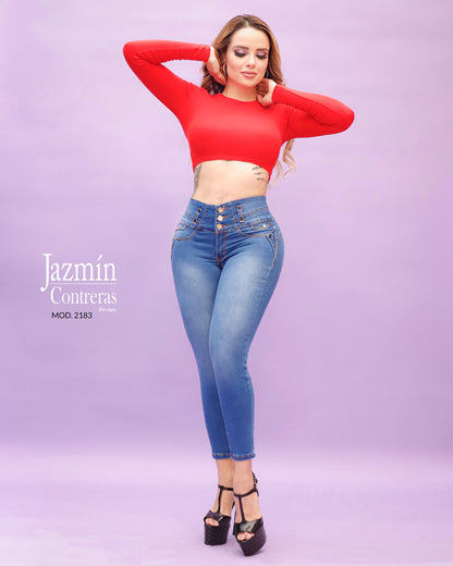 Jeans corte colombiano, con remaches en negro