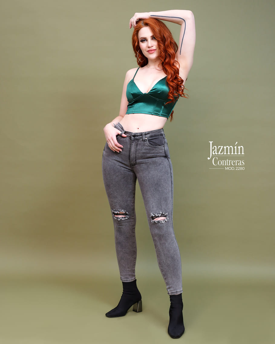 Jeans corte colombiano, gris con etiqueta roja