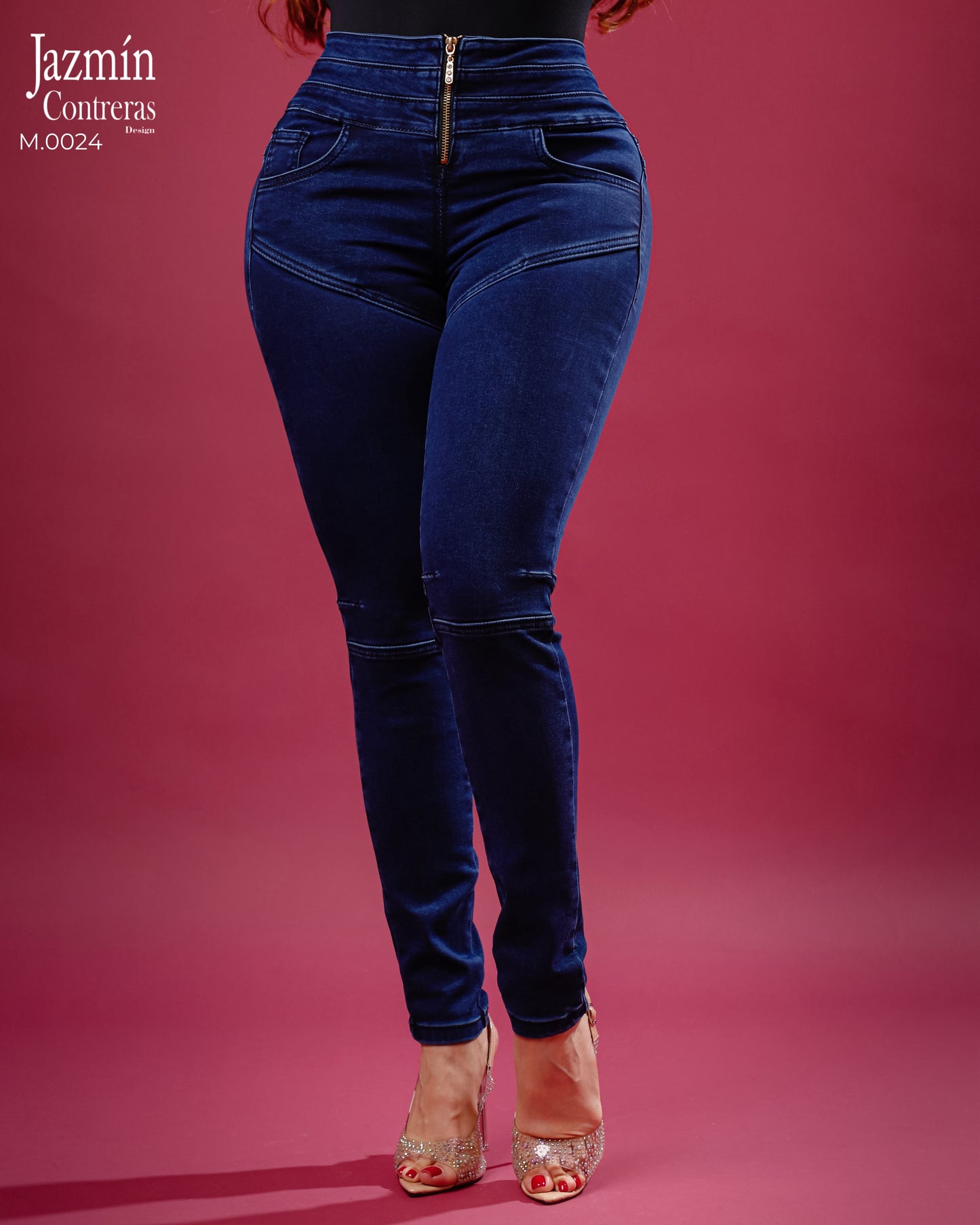 Jeans corte colombiano, con cierre delantero, sin bolsas traseras.