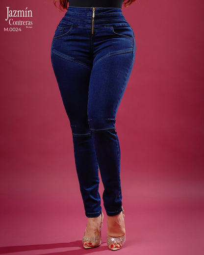 Jeans corte colombiano, con cierre delantero, sin bolsas traseras.