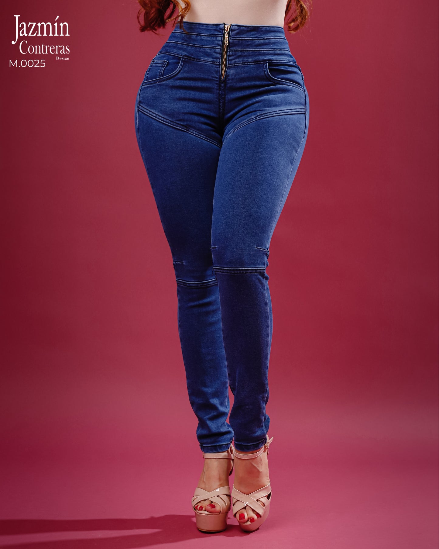 Jeans corte colombiano, con cierre delantero.