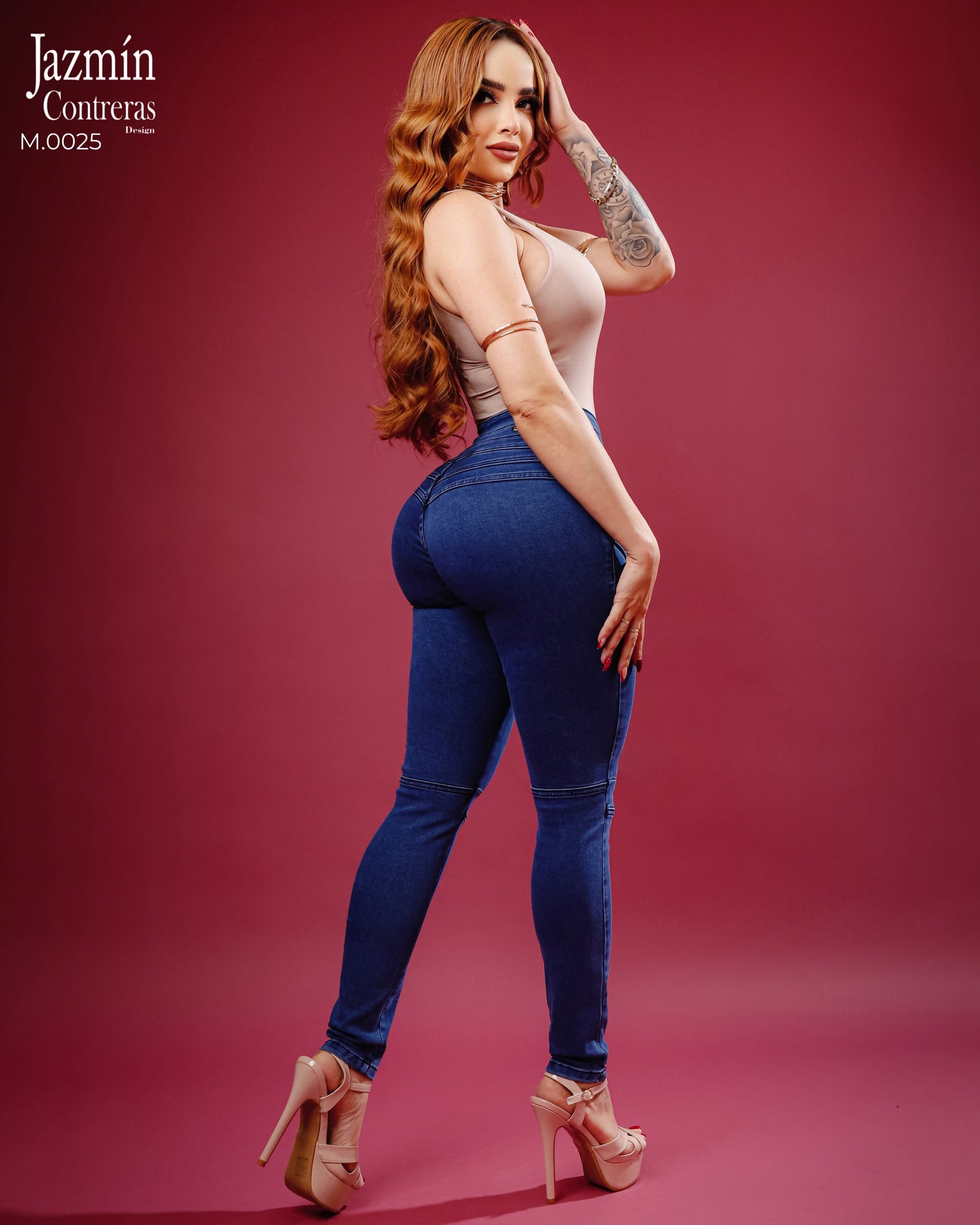 Jeans corte colombiano, con cierre delantero.