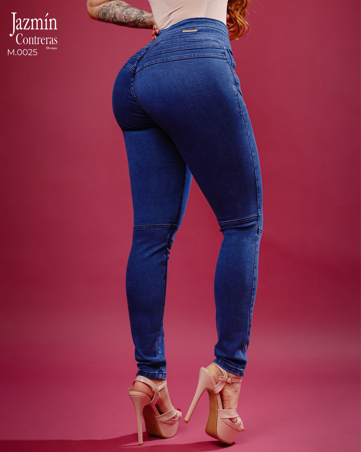 Jeans corte colombiano, con cierre delantero.