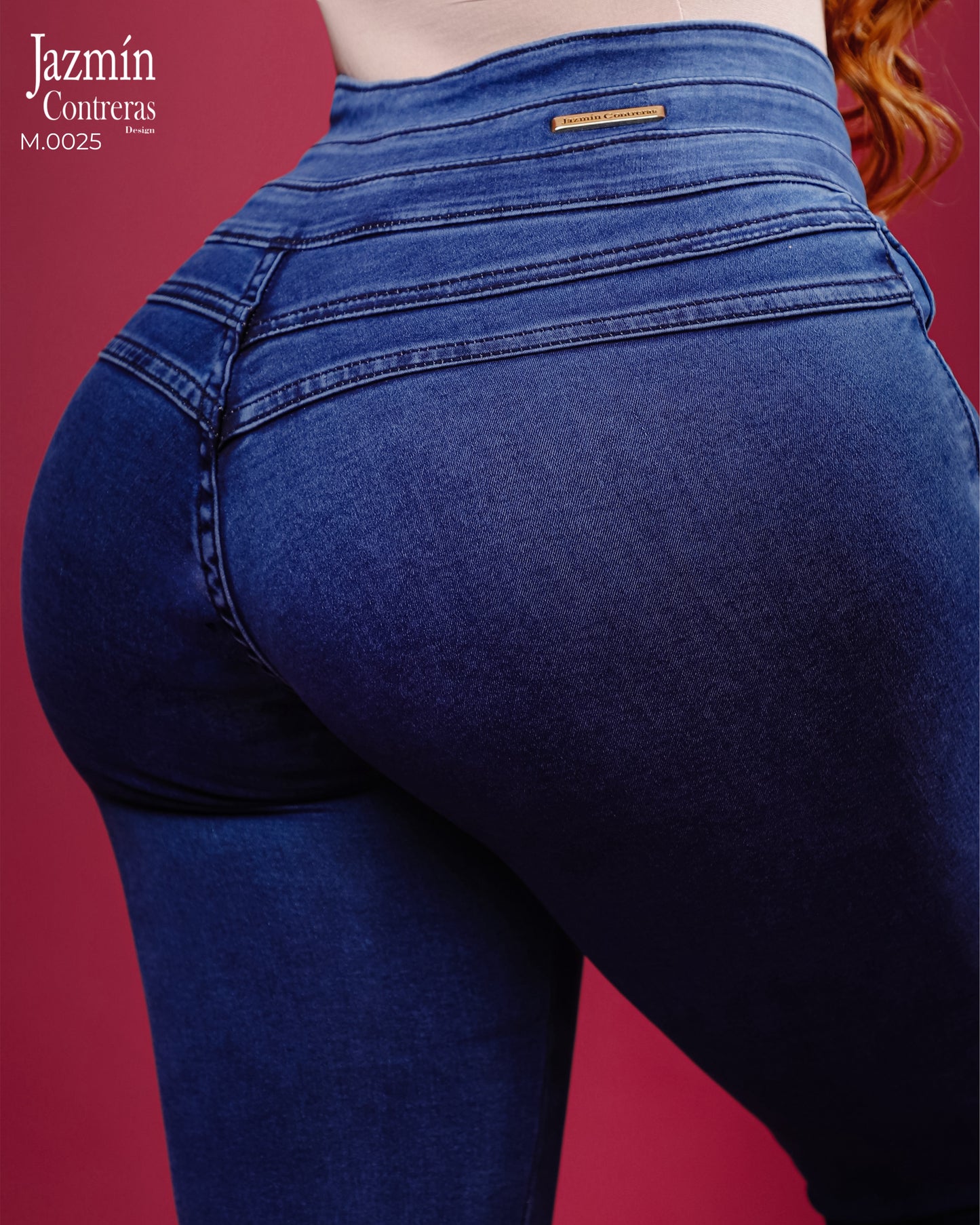 Jeans corte colombiano, con cierre delantero.