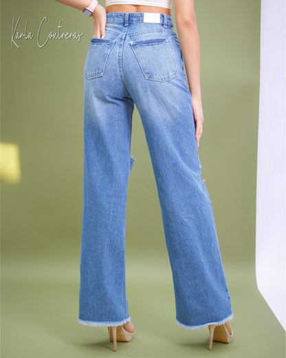 Jeans wide leg, rasgado, con bolsas traseras.