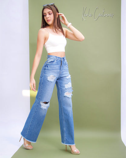Jeans wide leg, rasgado, con bolsas traseras.
