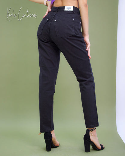 Jeans momfit negro, etiqueta plata.