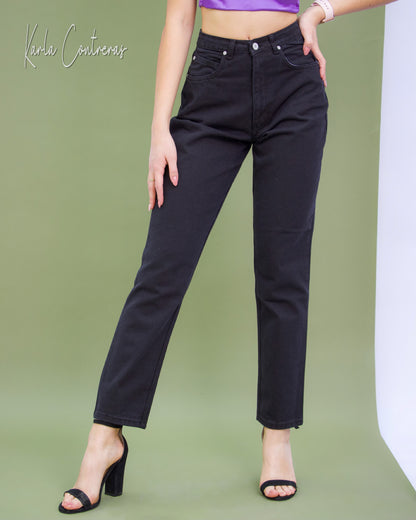 Jeans momfit negro, etiqueta plata.