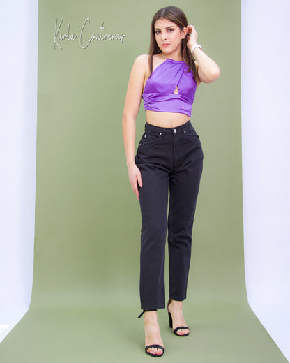 Jeans momfit negro, etiqueta plata.