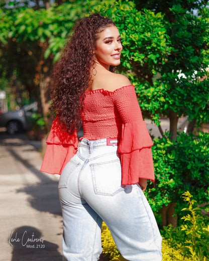 Jeans wide leg, con rotura en rodilla.
