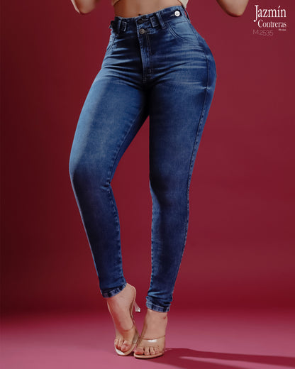 Jeans skinny con detalle en botones delanteros.