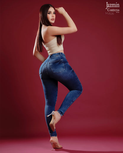 Jeans skinny con detalle en botones delanteros.