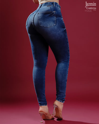 Jeans skinny con detalle en botones delanteros.