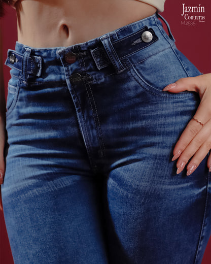 Jeans skinny con detalle en botones delanteros.