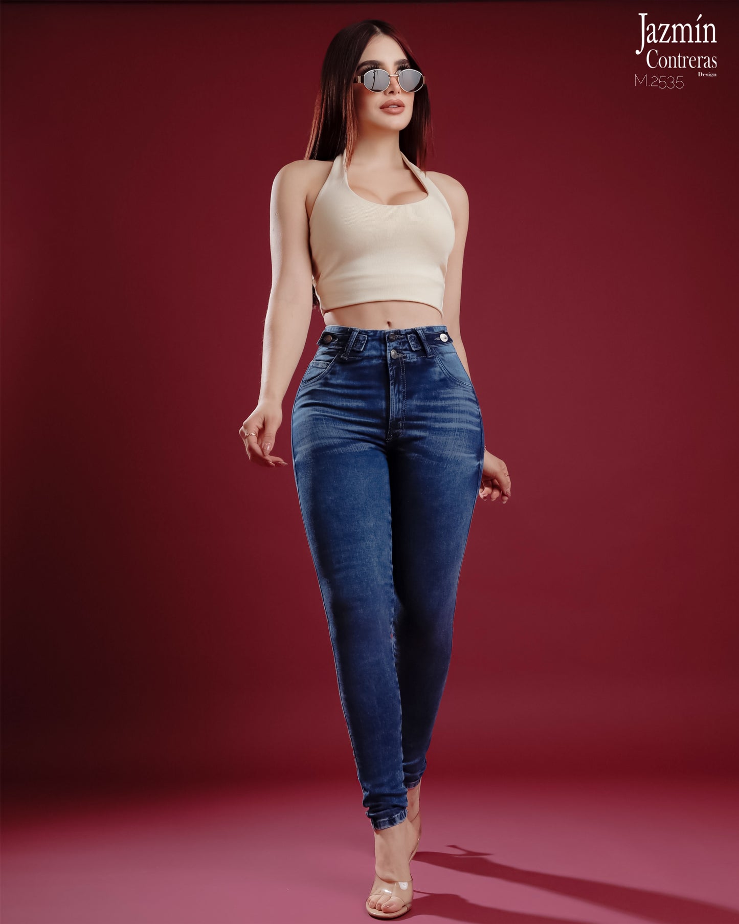 Jeans skinny con detalle en botones delanteros.