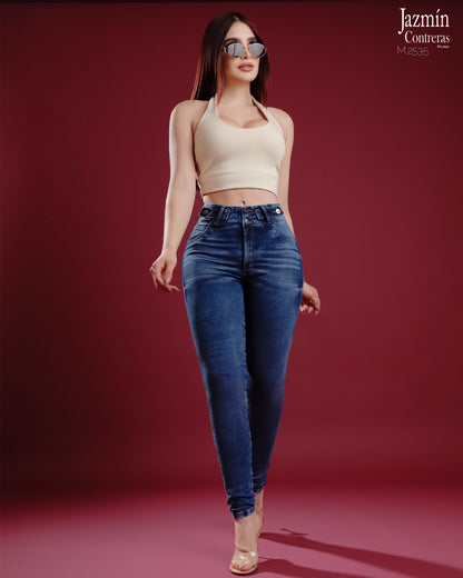Jeans skinny con detalle en botones delanteros.