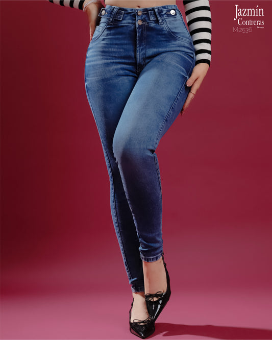 Jeans skinny, 4 botones. Push up.