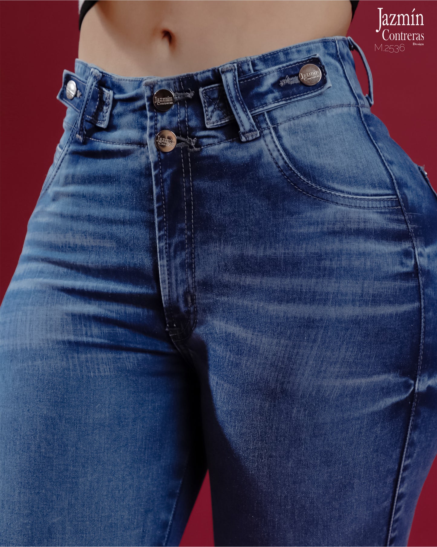 Jeans skinny, 4 botones. Push up.