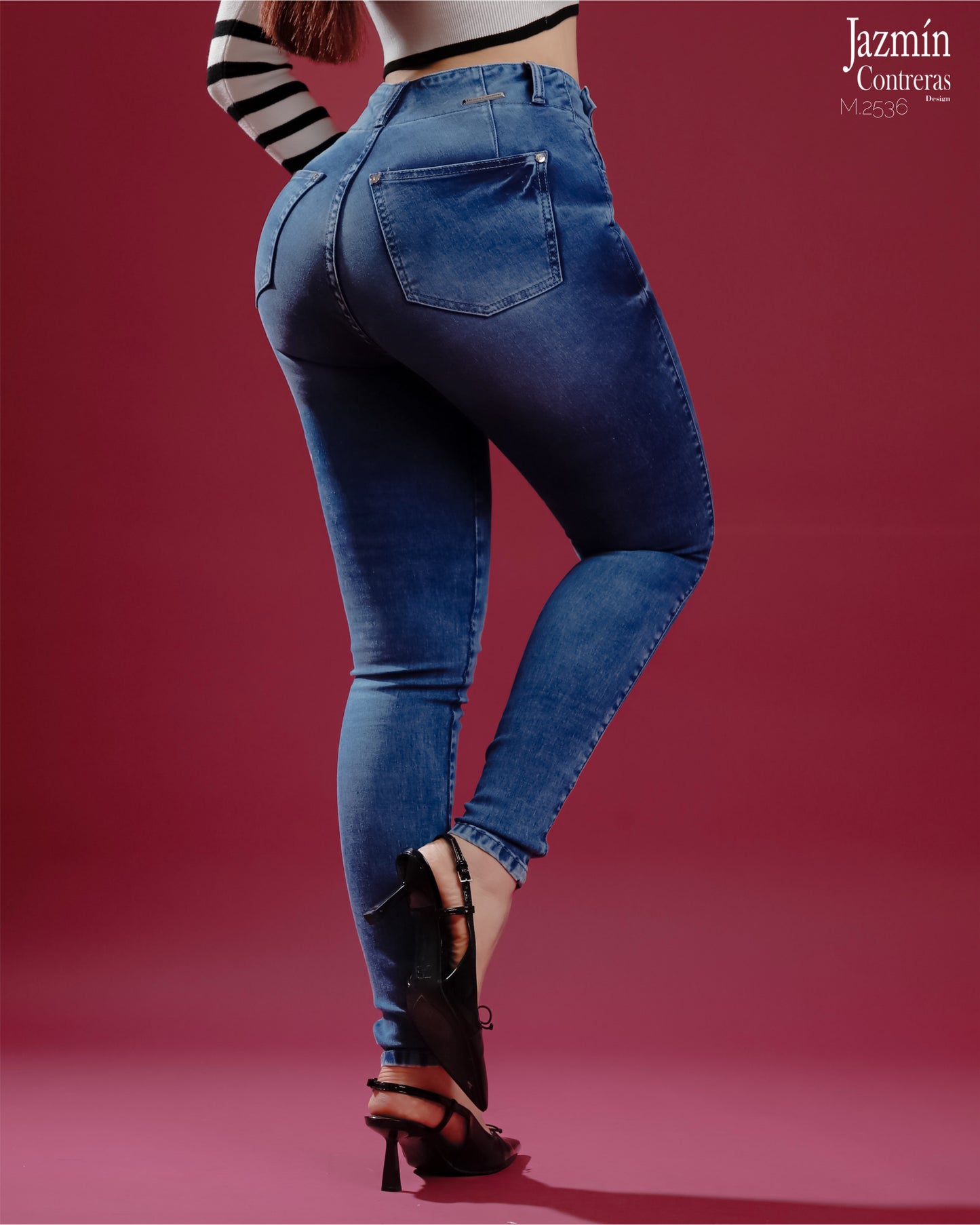 Jeans skinny, 4 botones. Push up.