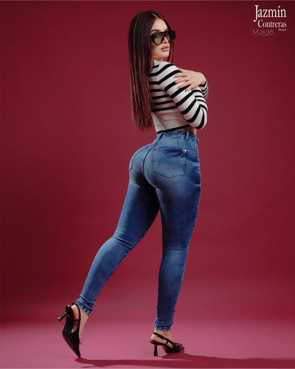 Jeans skinny, 4 botones. Push up.