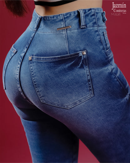 Jeans skinny, 4 botones. Push up.