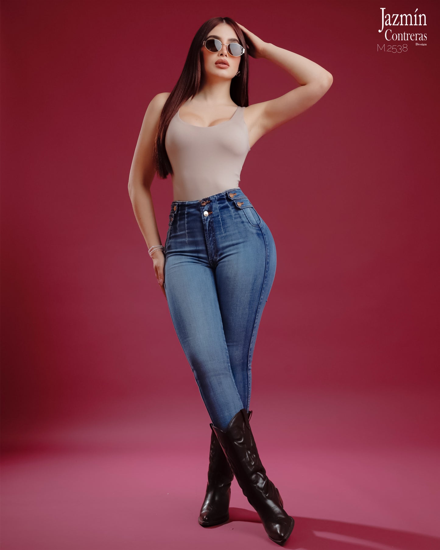 Skinny jeans, con deslave y accesorio en botones.