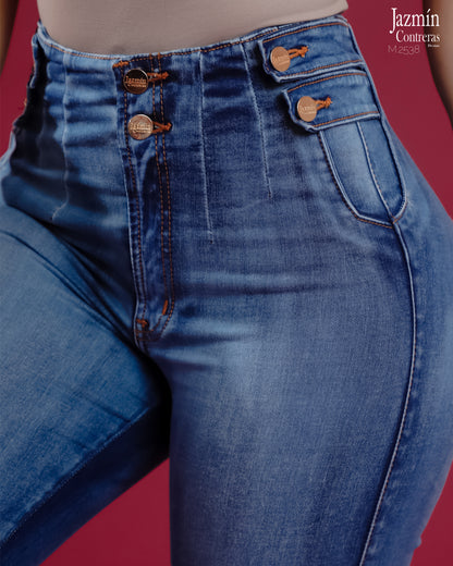 Skinny jeans, con deslave y accesorio en botones.