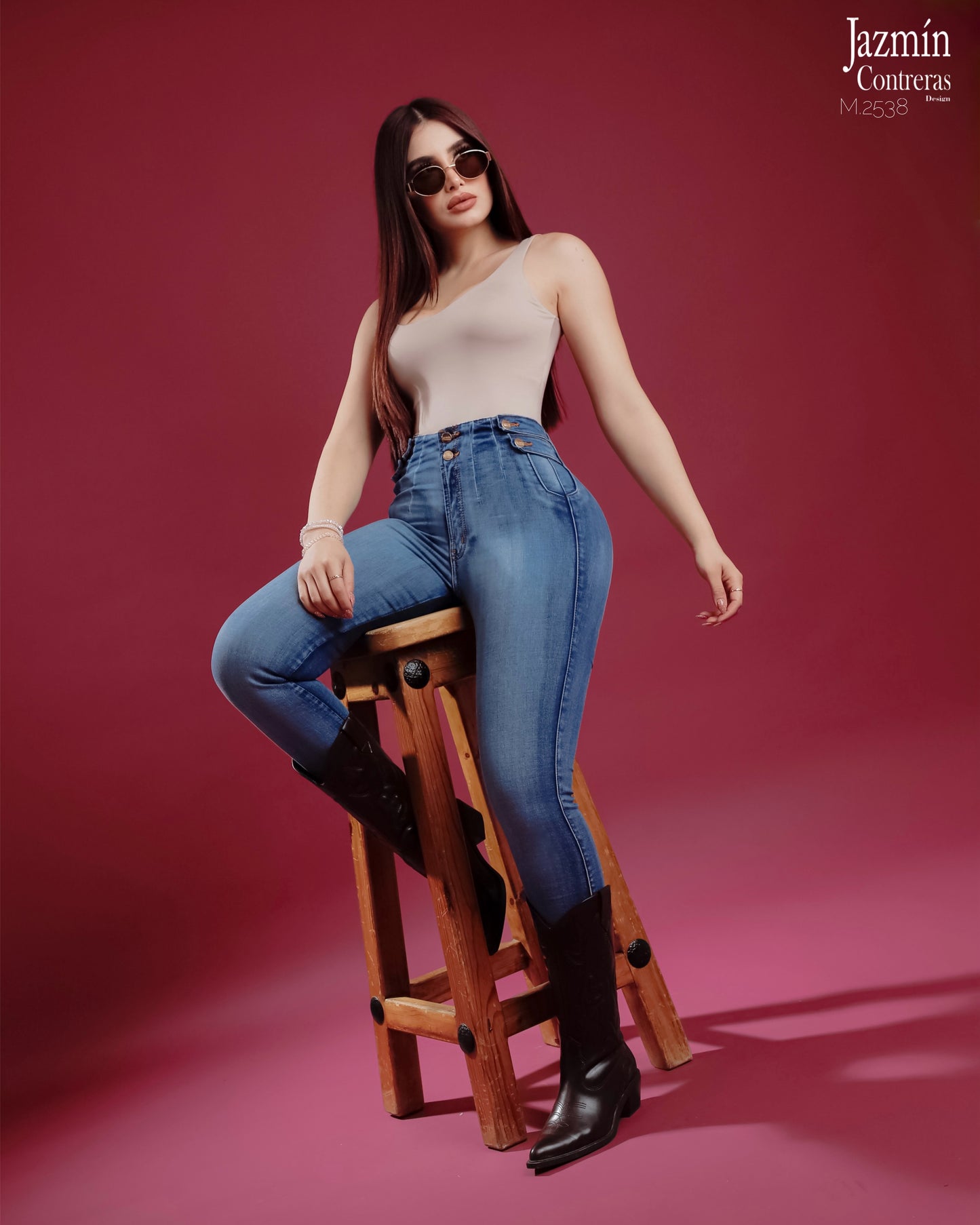 Skinny jeans, con deslave y accesorio en botones.