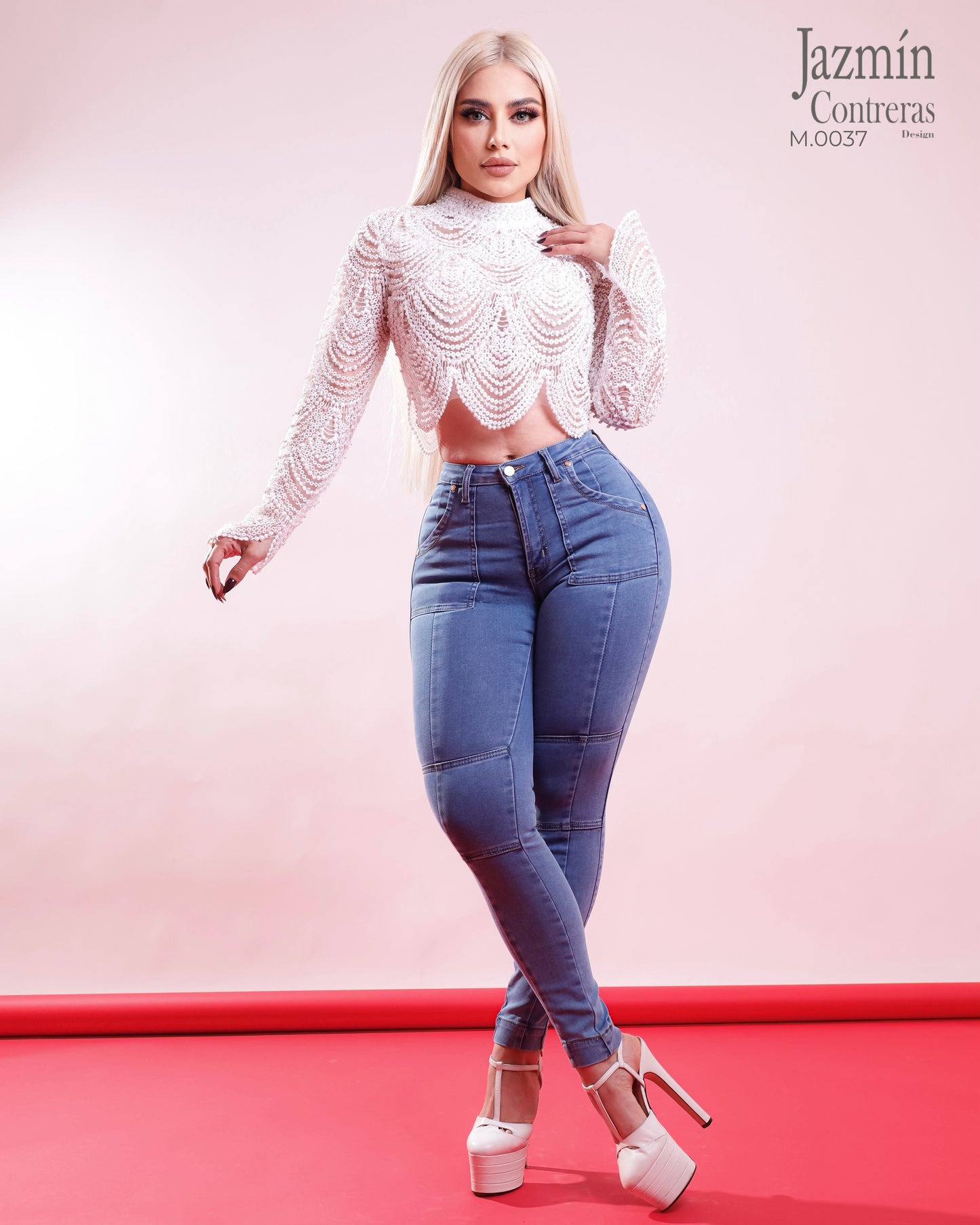 Jeans corte colombiano, con cortes delanteros en costura.