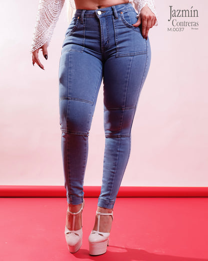 Jeans corte colombiano, con cortes delanteros en costura.
