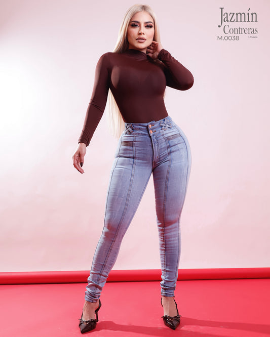 Jeans corte colombiano, con bolsas traseras.