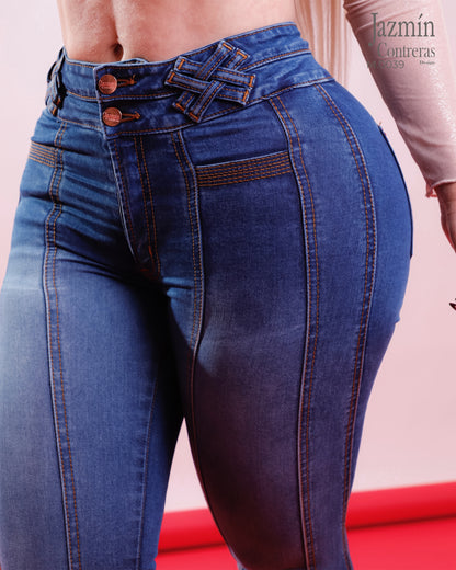 Jeans corte colombiano, con bolsas traseras, 1 botón.