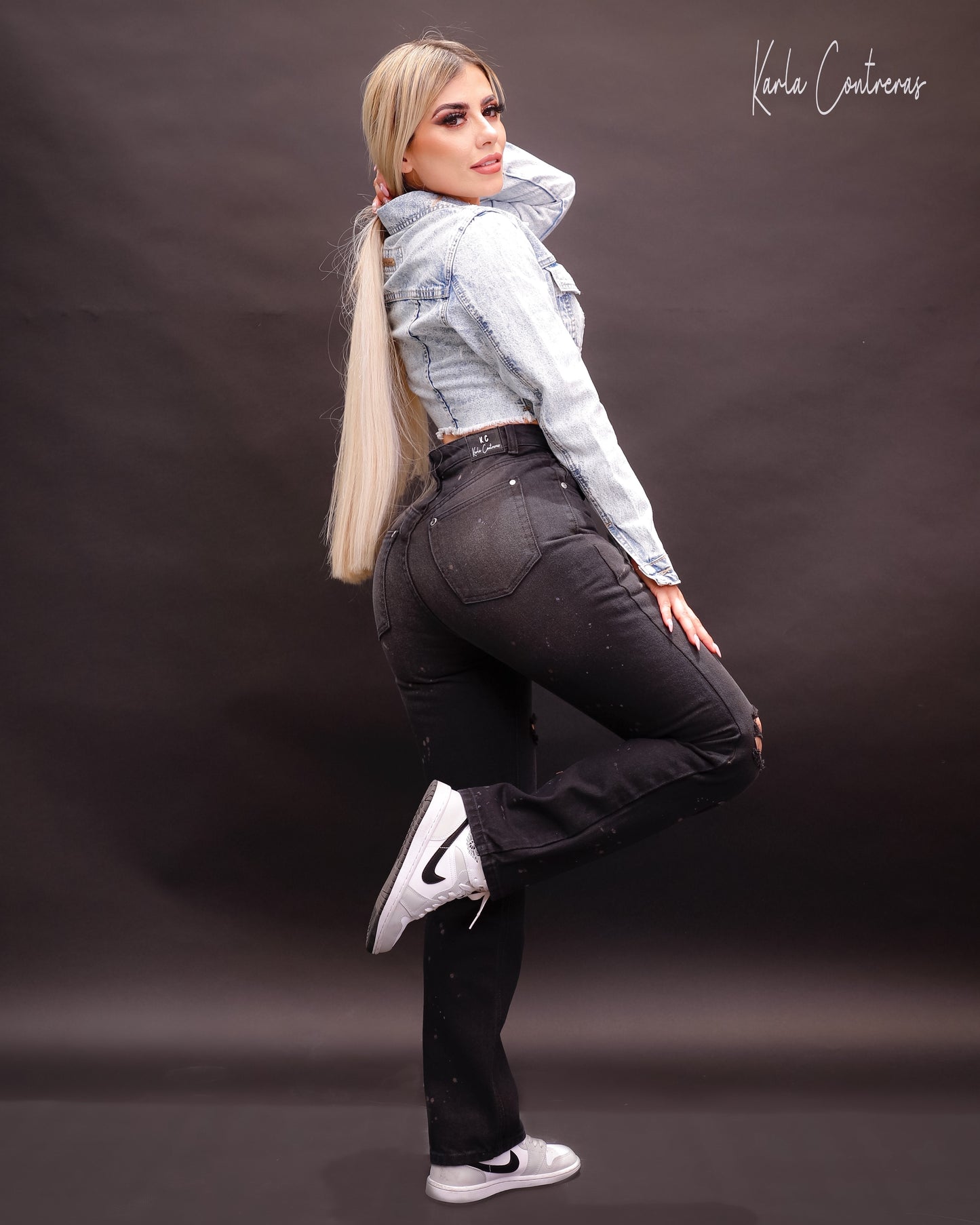 Jeans momfit con roturas y pizcas en blanco.