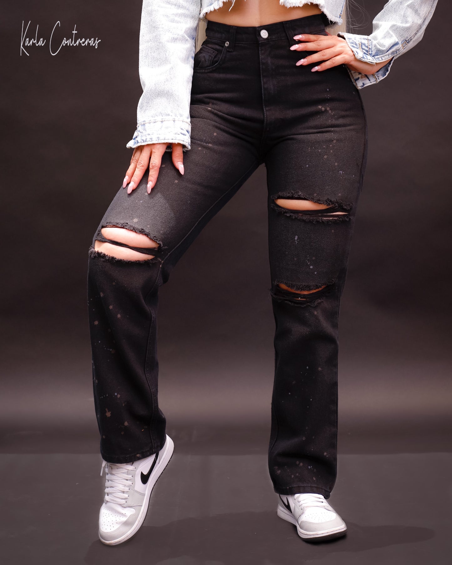 Jeans momfit con roturas y pizcas en blanco.