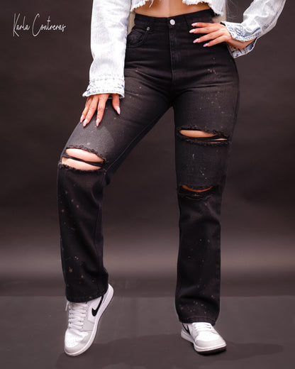Jeans momfit con roturas y pizcas en blanco.